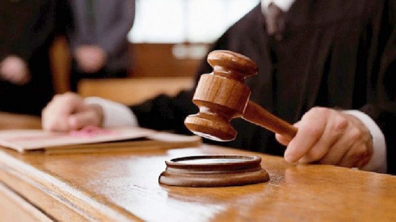 موظف يطالب بـ 20 ألف دينار بعد سقوطه أثناء العمل