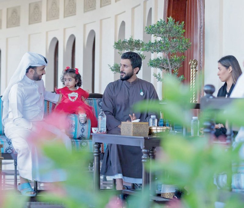 ناصر بن حمد يستقبل الطفلين ذهب وناصر