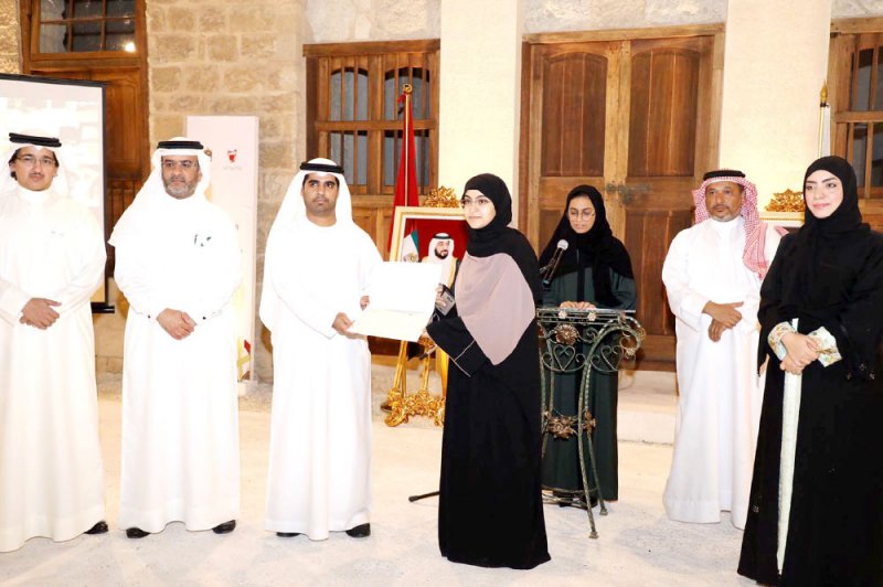 سفارة الإمارات تدرِّب 17 طالبا على فنون الخط