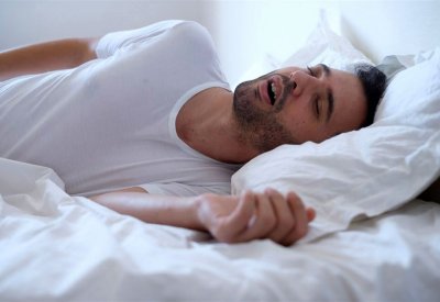 أطباء يحذرون.. لا تستهينوا بالشخير