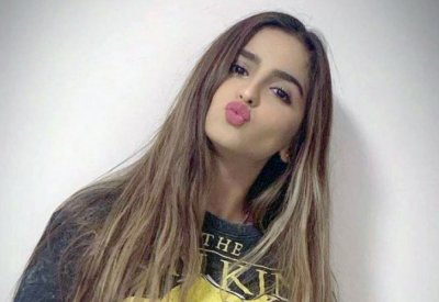 حلا الترك تحرج إحدى معجباتها.