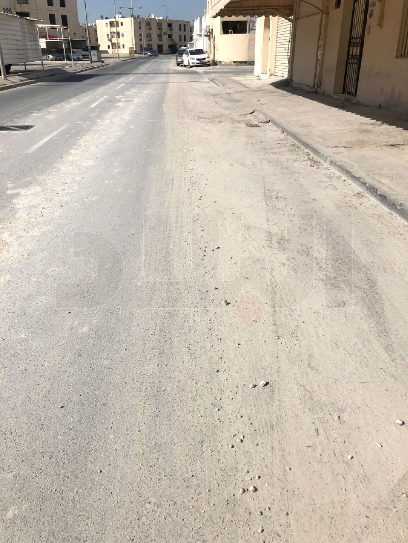 “حصى” مدينة عيسى تهاجم السيارات