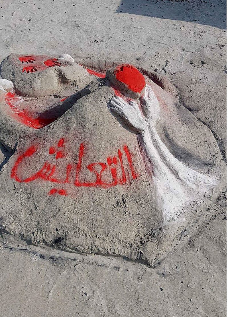 طلبة يُعبرون عن التسامح والتعايش بالنحت على الرمال