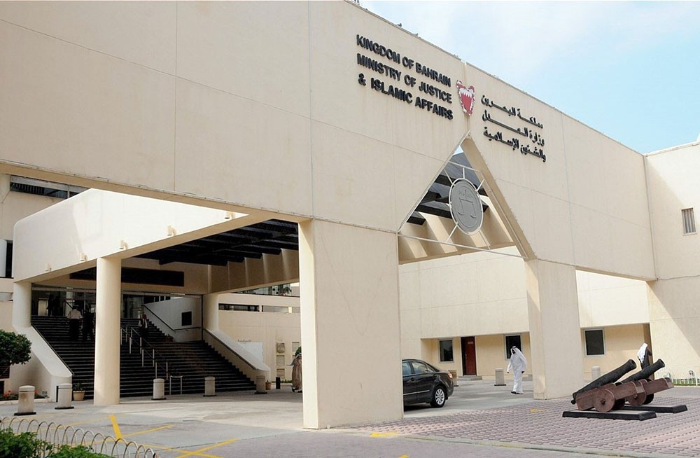وافدة قفزت من السطح لتحمي نفسها من غرائز شاب فماتت