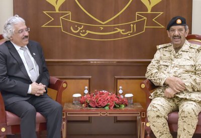 بحث التعاون بين “الدفاع” وجامعة البحرين