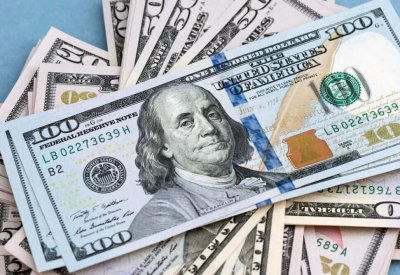 الدولار يتعافى من أقل مستوى