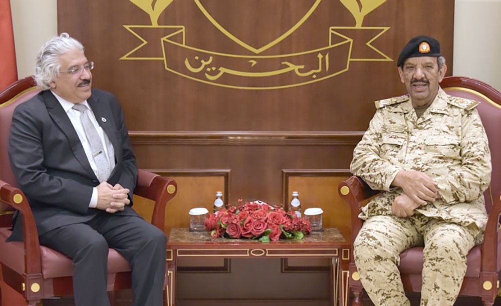 بحث التعاون بين “الدفاع” وجامعة البحرين