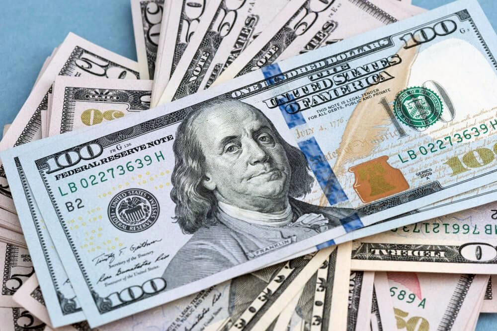 الدولار يتعافى من أقل مستوى