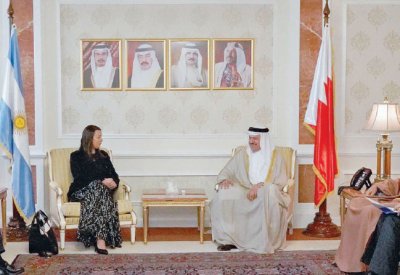 وزير الخارجية ملتقيًا السفيرة كارولا رامون