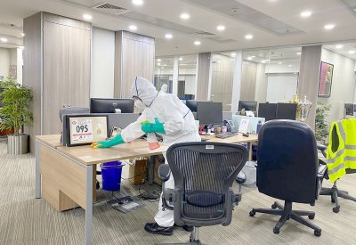 إخلاء مبنى “تمكين” وتعقيم “الغرفة”