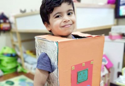 مشيمع يصنع لابنه ملابس فضاء من “كوارتين”