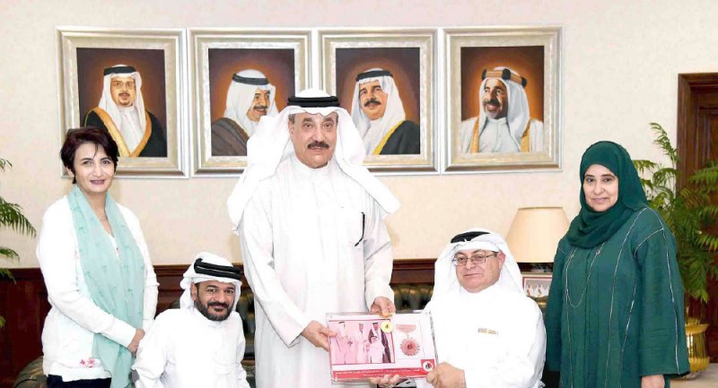 منح وزير العمل “وسام المحفزين”