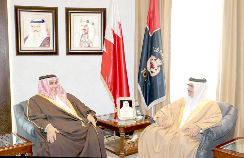 وزير الداخلية يشيد بإنجازات خالد بن أحمد