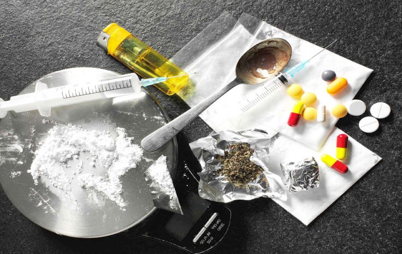 تحريات حول مدمن للمخدرات تنتهي بالقبض على 18 بينهم بائعون