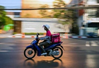 عامل توصيل بيتزا يجبر 72 أسرة على الحجر