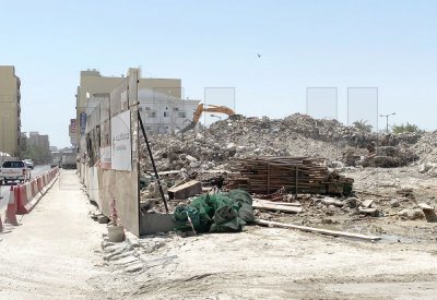 بالصور: تسوية بناية الكويتي بالأرض