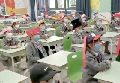 “قبعات التباعد” سمحت بعودة الدراسة في الصين