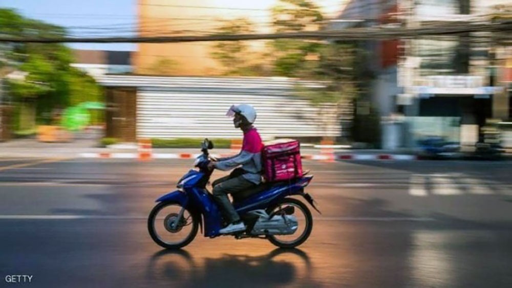 عامل توصيل بيتزا يجبر 72 أسرة على الحجر