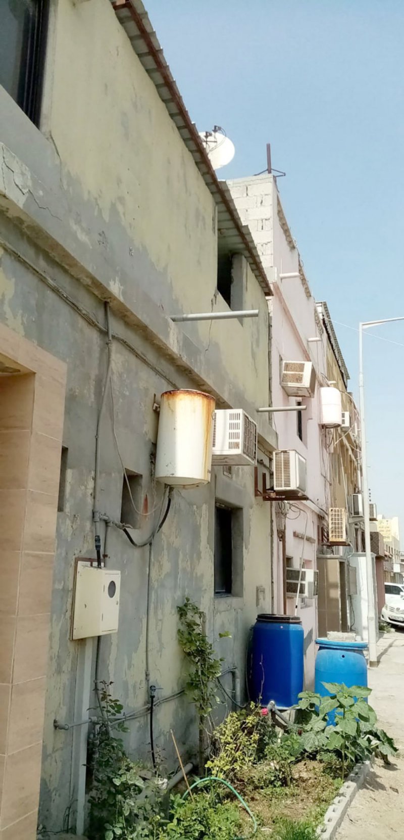 مناشدة .. عائلة تسكن منزلا متهالكا ورفض “الإسكان” فوَّت عليها 14 سنة انتظار