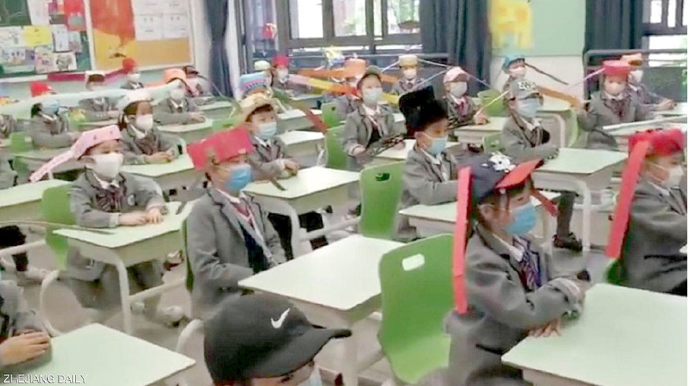 “قبعات التباعد” سمحت بعودة الدراسة في الصين