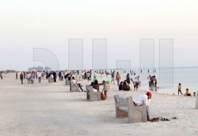الجاليات تصافح البحر... وتحتفل بالعيد في ساحل المالكية