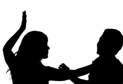 حبس شابة ضربت شخصا حضر للدفاع عن زوجته