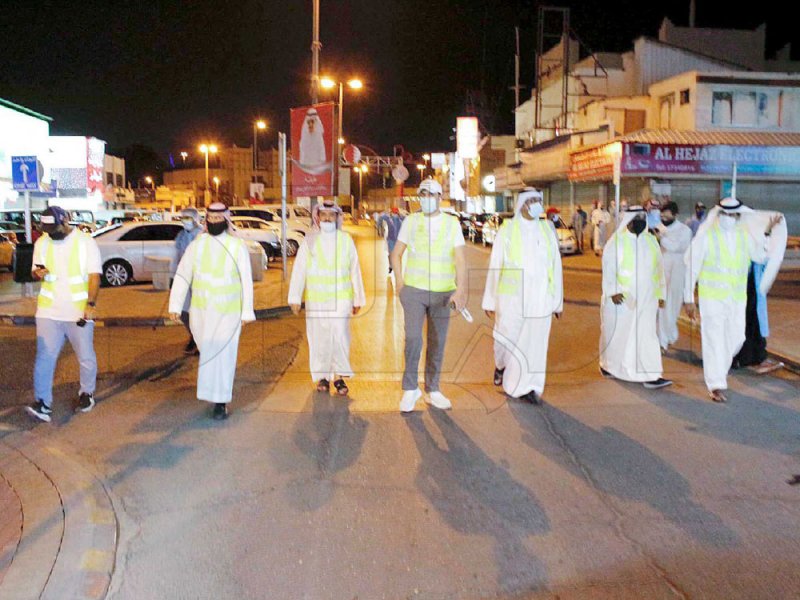 “البحرين تستاهل” تنظم حملة تعقيم بسوق وفرجان المحرق
