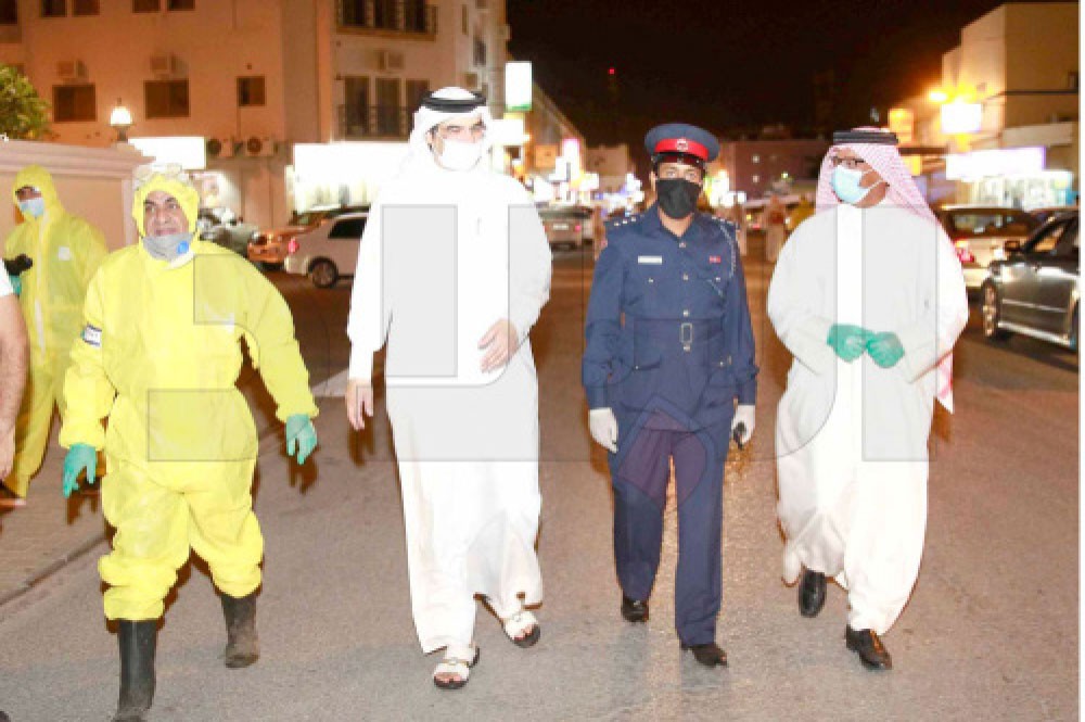عدسة “البلاد” تواكب أكبر حملة تعقيم بالبحرين