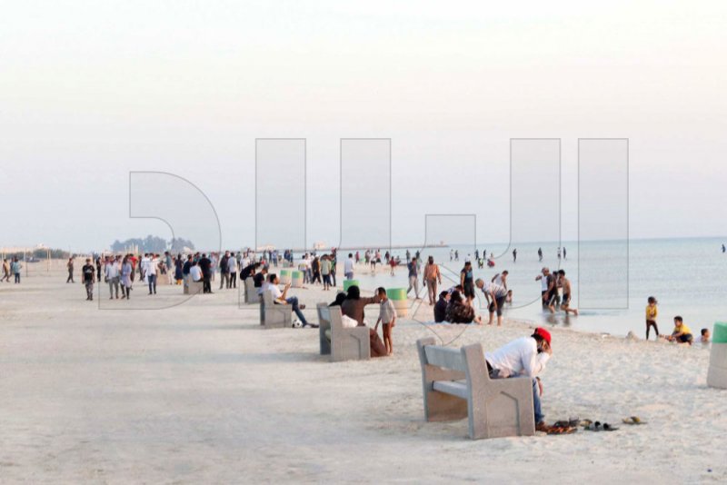 الجاليات تصافح البحر... وتحتفل بالعيد في ساحل المالكية