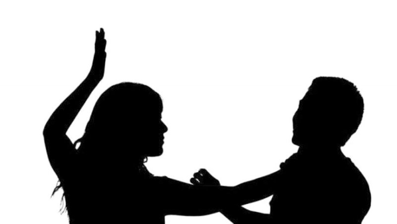 حبس شابة ضربت شخصا حضر للدفاع عن زوجته