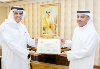 وزير الإعلام يهنئ المدير العام لوكالة أنباء البحرين