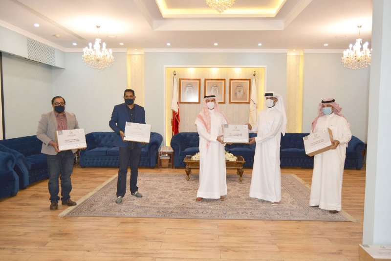 “الراشد” و “العاصمة” يقدمان إعانة للعمال الوافدين