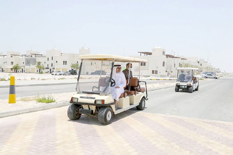 سمو الشيخ خليفة بن علي يتفقد مدينة خليفة ويستمع لمقترحات المواطنين
