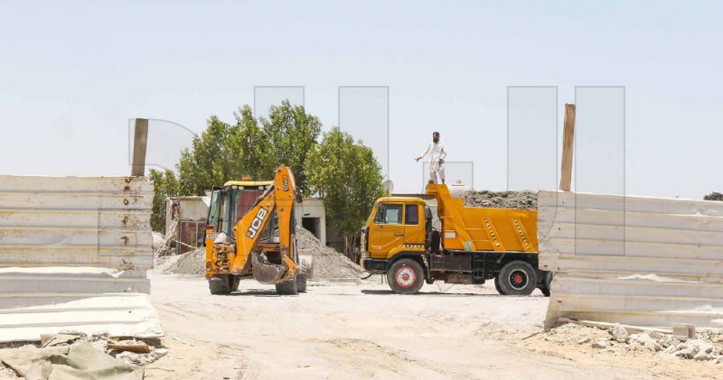 مصنع غير قانوني لغسيل الرمال بقلب مزرعة في “الصالحية”