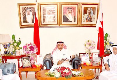 بن هندي يتسلم كتاب “الملك حمد يشرف محافظة المحرق”