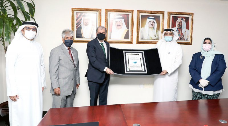 “عقارات السيف” تسلم “الصحة” 10 آلاف كمامة