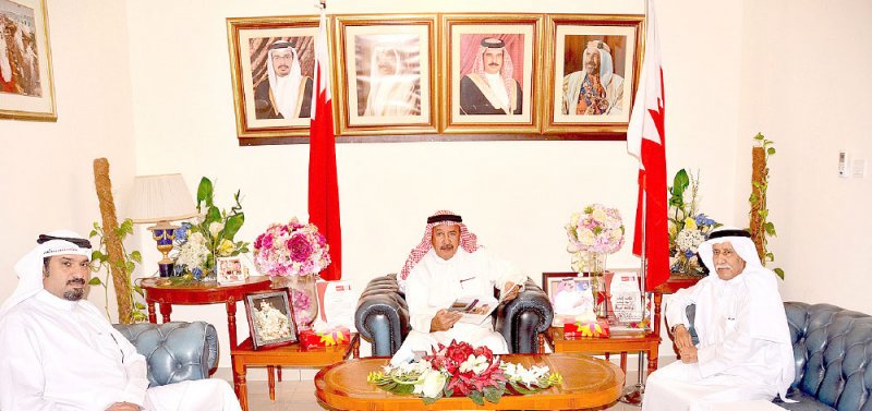 بن هندي يتسلم كتاب “الملك حمد يشرف محافظة المحرق”