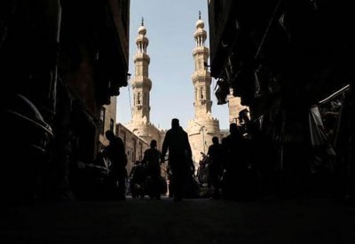 مصر... تحقيق فوري بعد واقعة أذان المغرب