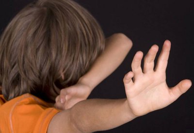 حادث بشع.. رضيع يُقتل على يد والده بالخطأ