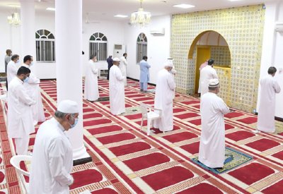 المصلون في البحرين يبدأون العودة التدريجية لصلاة الجماعة بالمساجد