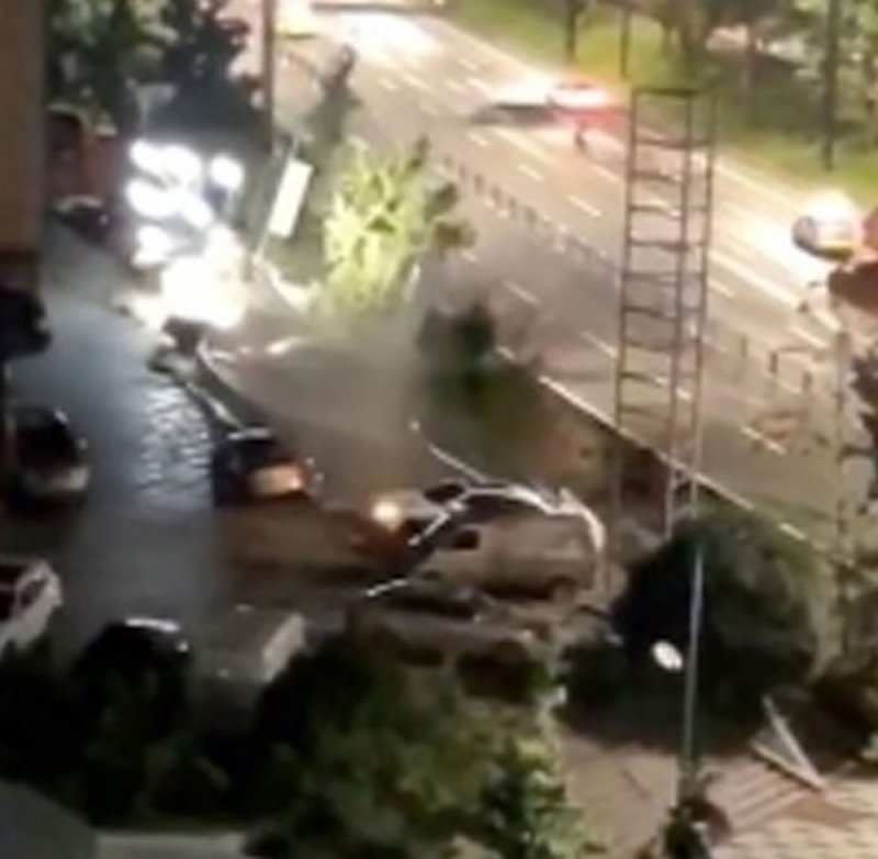 حفرة “جهنمية” تبتلع 21 سيارة في ثوان
