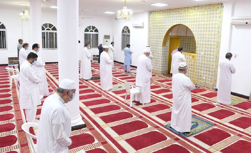 المصلون في البحرين يبدأون العودة التدريجية لصلاة الجماعة بالمساجد